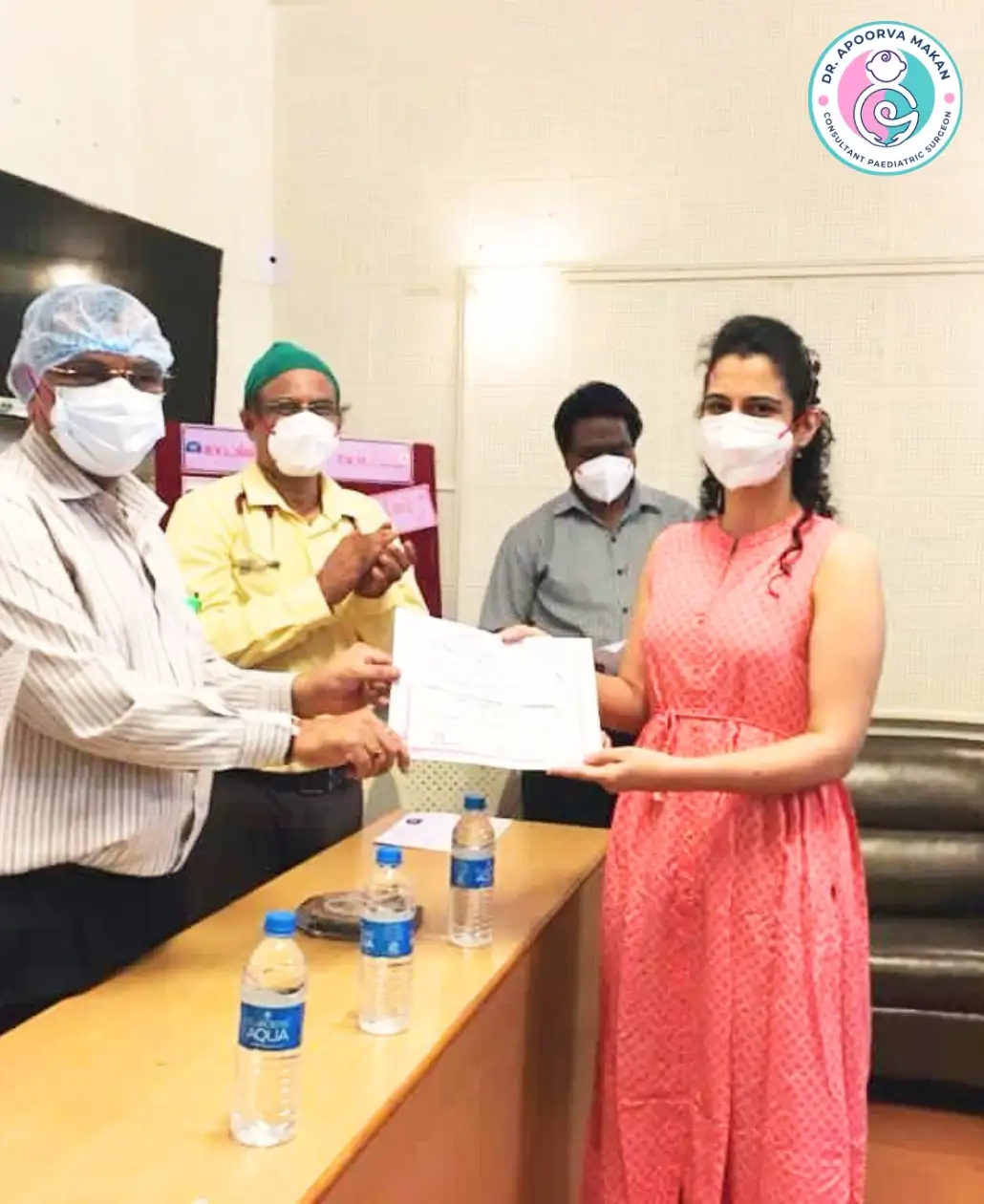 Dr. Apoorva Makan receiving award from dignitories.