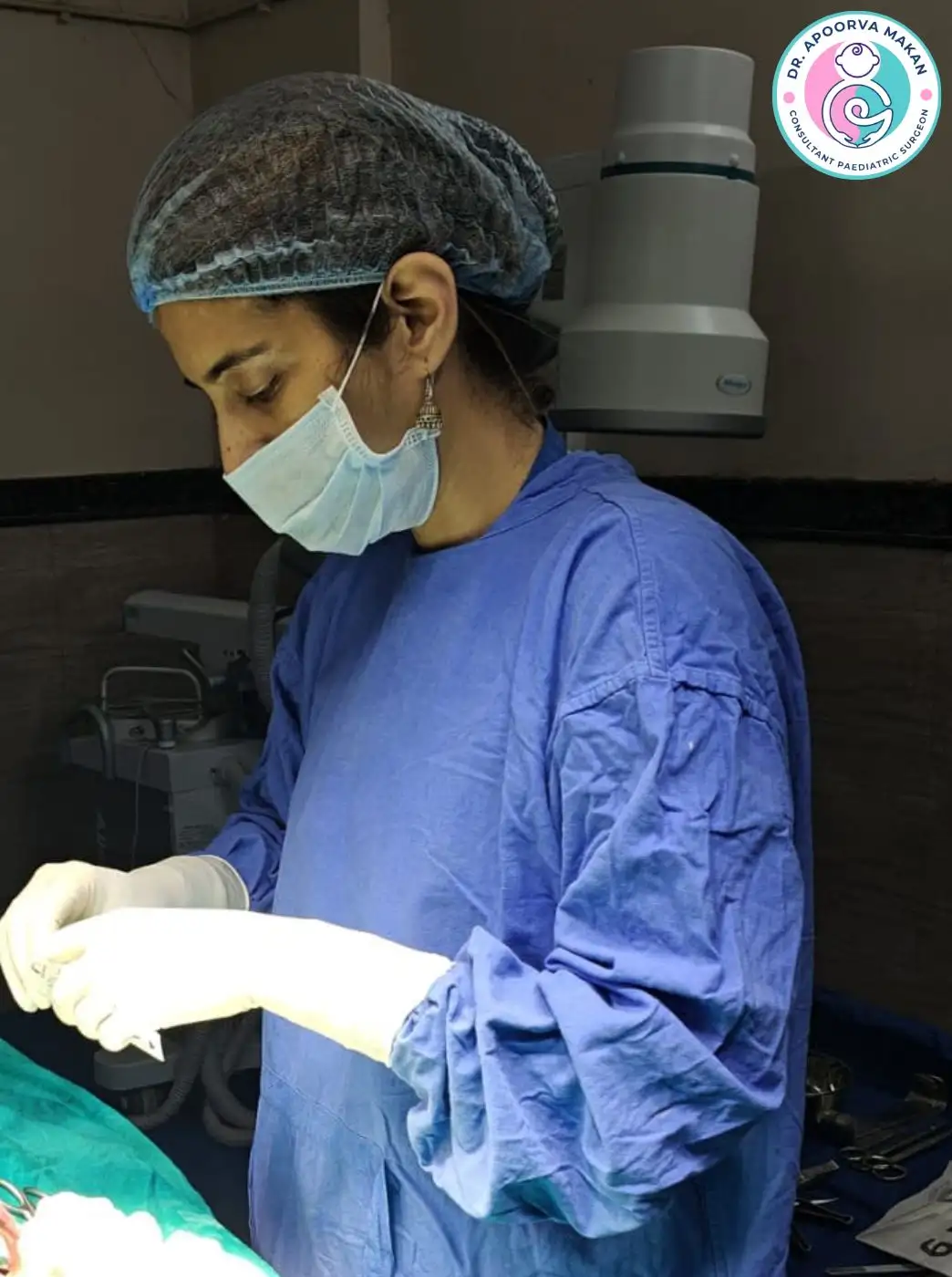 Dr. Apoorva Makan doing surgery of newborn in Wakad Pune.