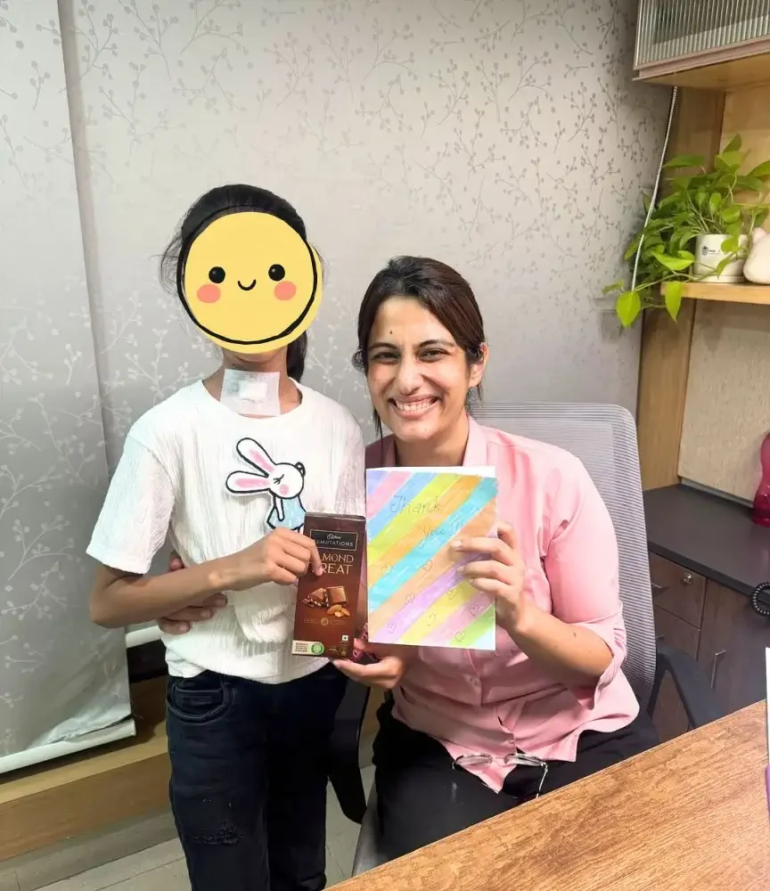 Dr. Apoorva Makan accepting gift from a girl child patient after surgery in wakad pune.